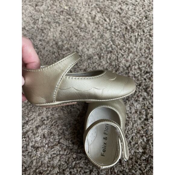 Felix & Flora Toddler Girl Sz. 4 (120) Gold Mary Jane Shoe. Great Pair - Picture 6 of 9